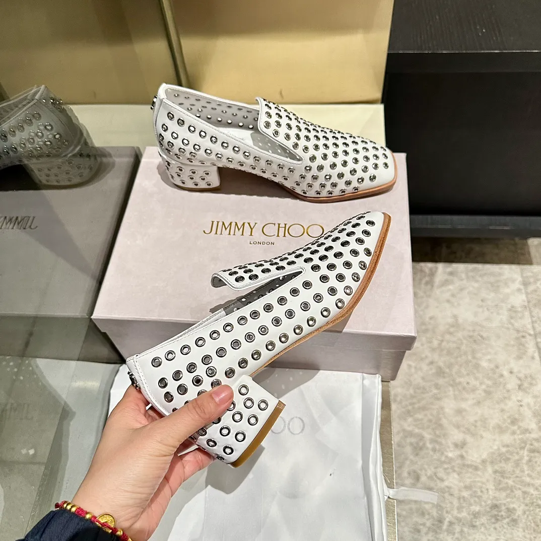 👟👟Ex-factory price 660👟👟 The new JIMMY CHOO, Loaf shoes, exclusive sale, rivet decoration design style is very unique, designed with the latest technology, strong three-dimensional effect👍Multiple technologies are integrated together, subverting fashion, super stylish! The combination is super beautiful. The original version is 1:1, versatile and trendy, both salty and sweet! Size: 35-40 Outsole: Leather outsole